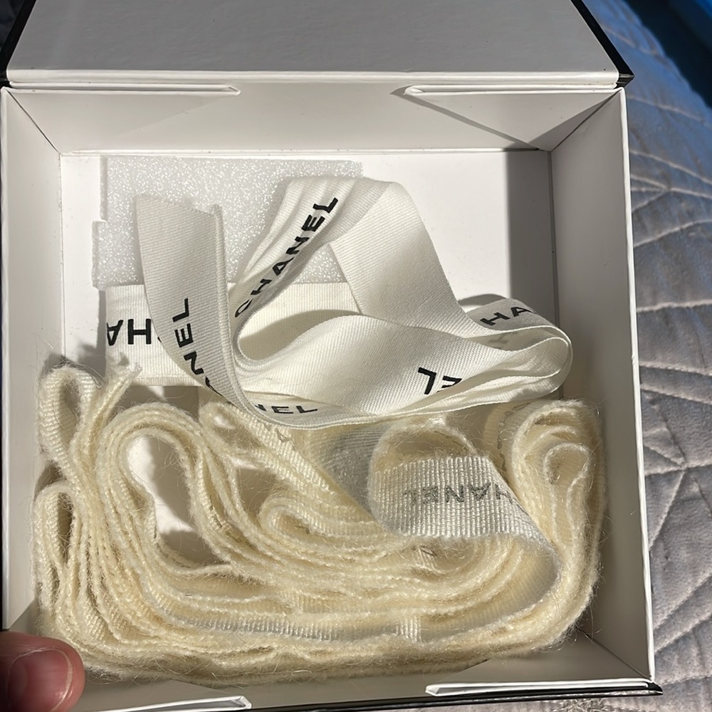 Chanel Box with Chanel Ribbon - Picture 10 of 12
